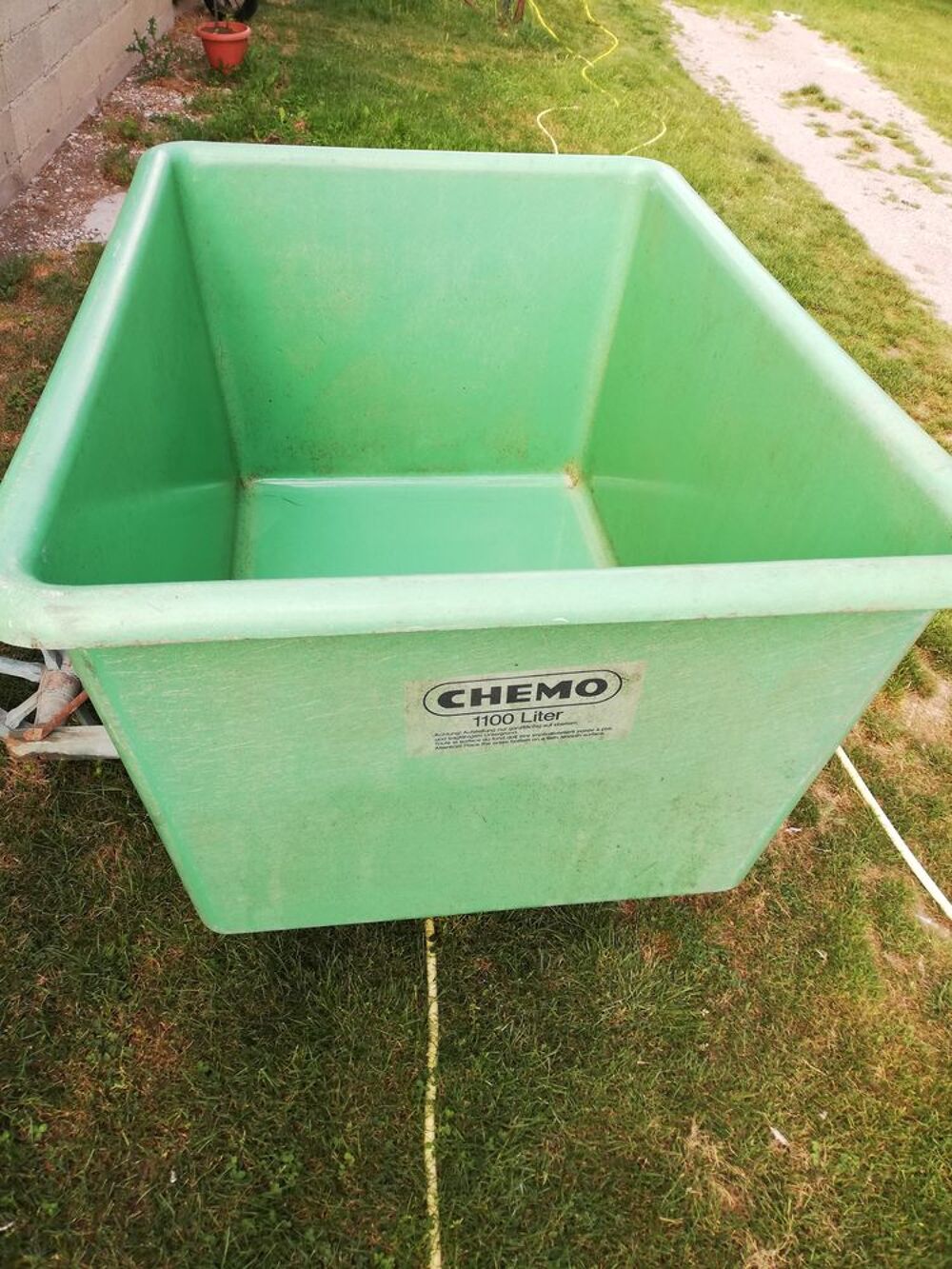 Cuve polyester fibre de verre 1100litres.
Jardin