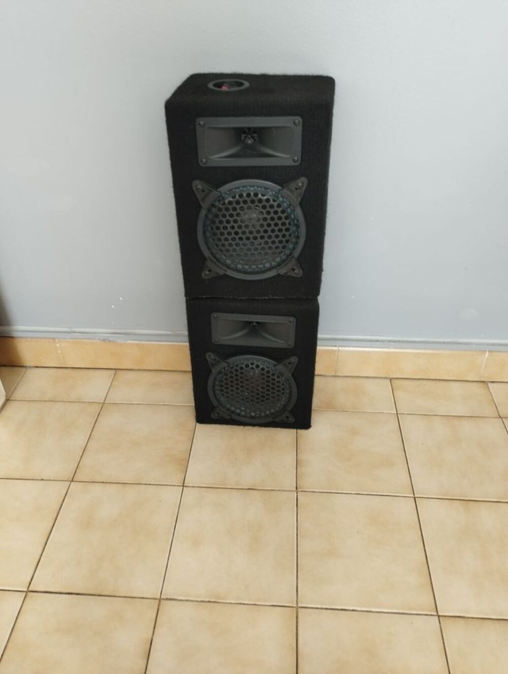 2 enceintes couleur noire Audio et hifi