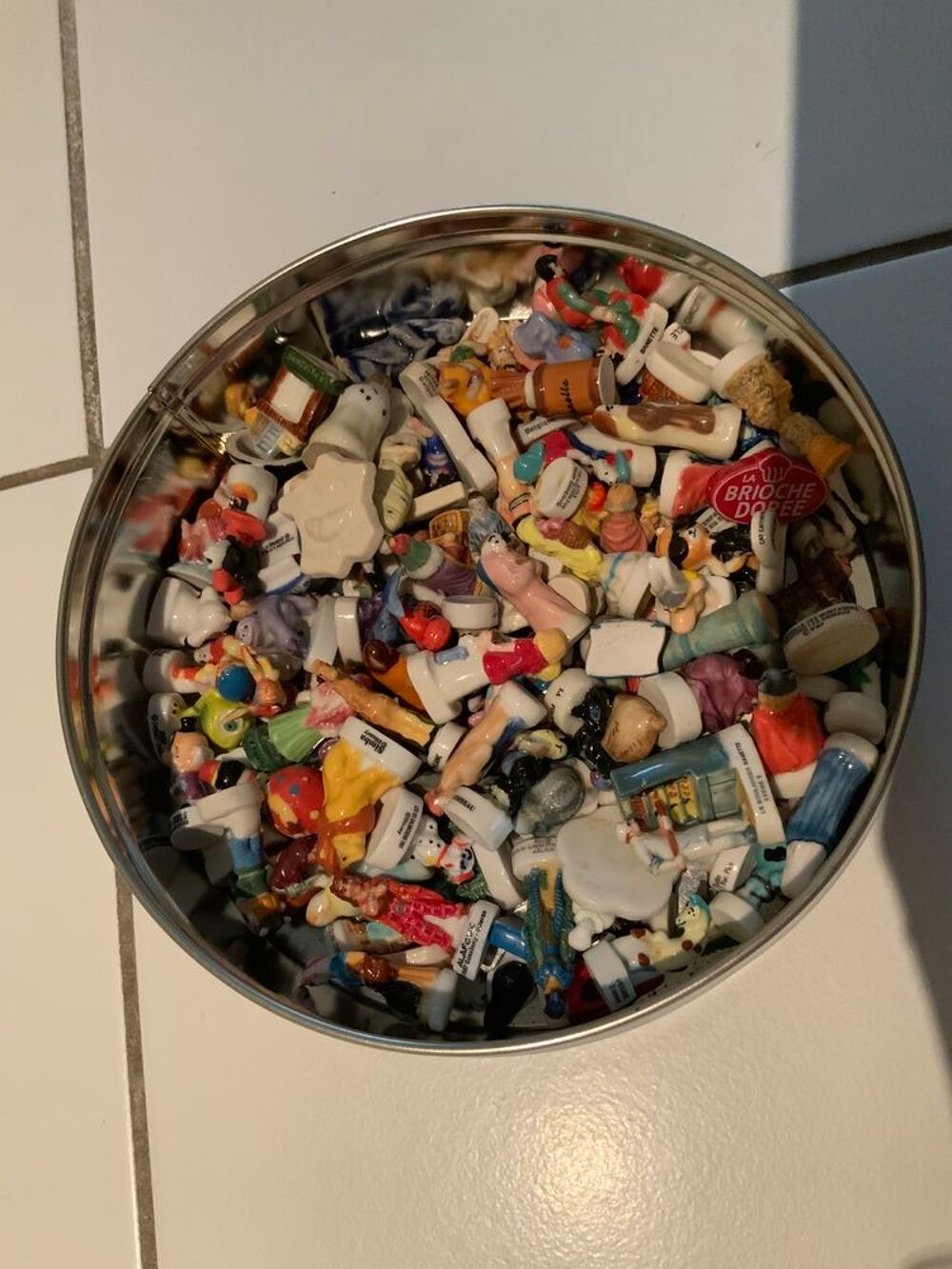 Bo&icirc;te contenant une centaine de f&egrave;ves 