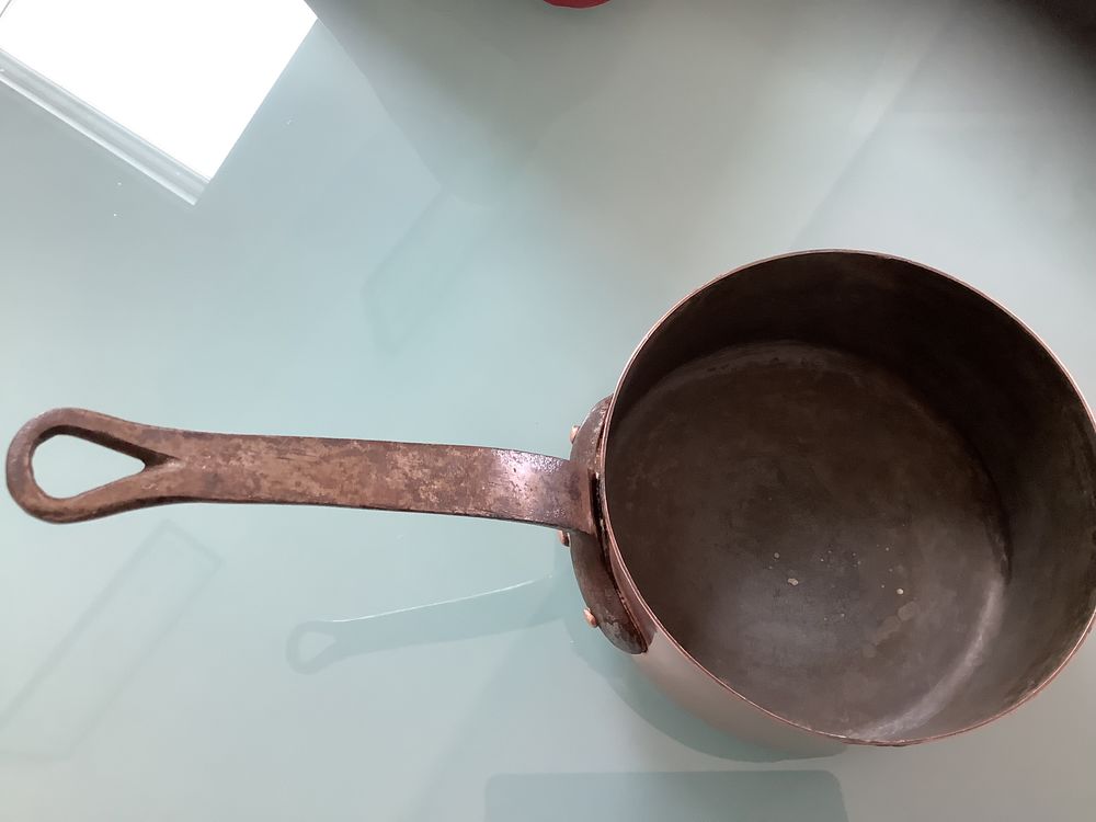 Lot de casseroles en cuivre avec barre en fer forg&eacute;. Décoration