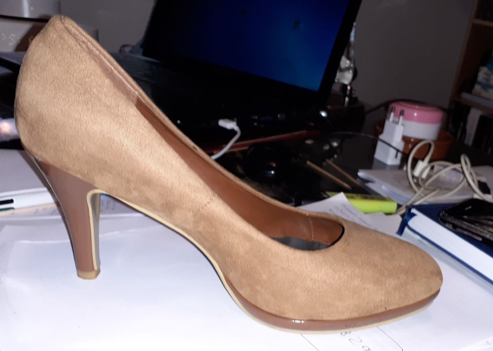 lots chaussures femme styles divers ( 35 pieces environ ) Chaussures