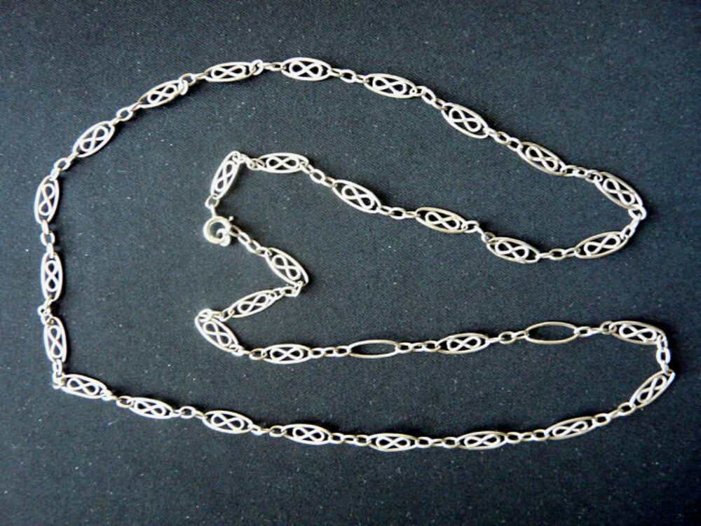 Belle et grande Cha&icirc;ne en Argent &agrave; motifs d'&eacute;poque 1880 Bijoux et montres