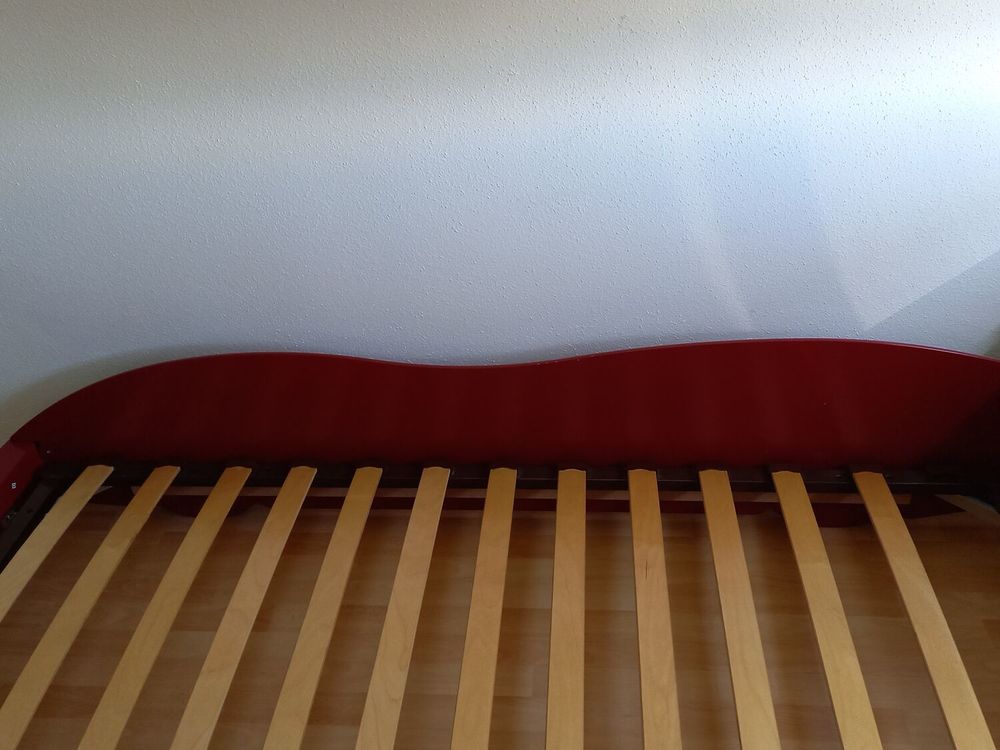 Lit voiture + sommier + matelas + armoire Mobilier enfants