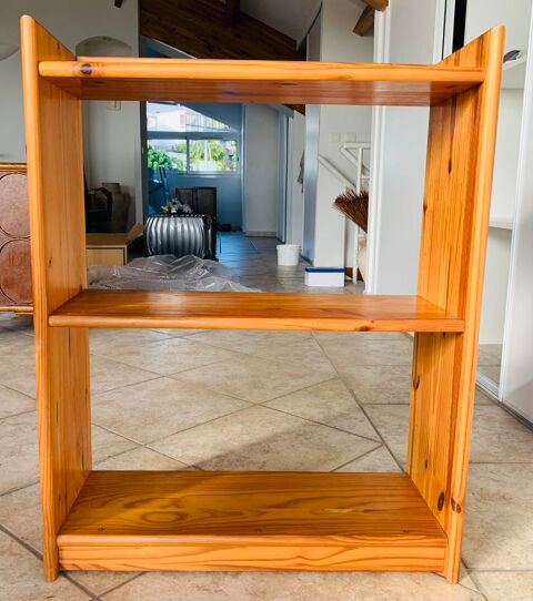 une �tag�re en pin BE : 69x25x87 (hauteur) : 30 � 30 Saint-Denis (97)