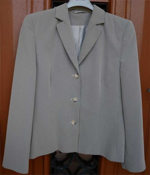 veste gris clair 30 Saint-Germain-du-Plain (71)