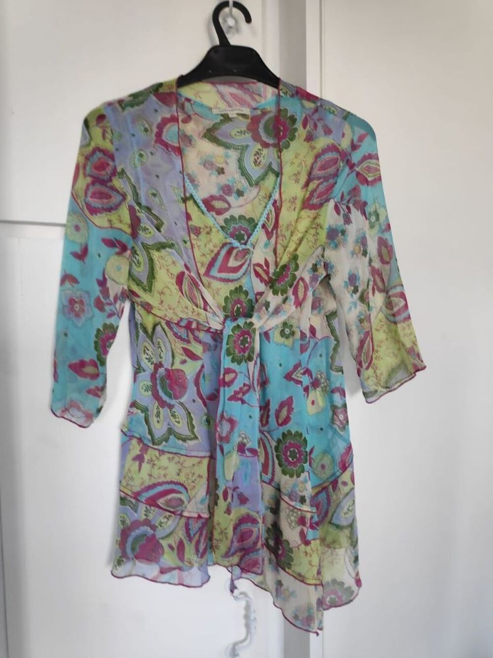 Joli haut avec bol&eacute;ro fleuri V�tements