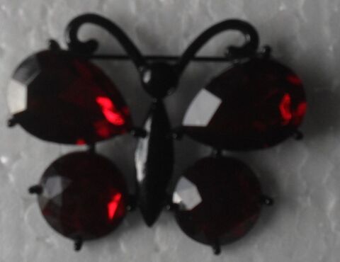 BROCHE  PAPILLON noire avec verres rouges 20 Montreuil (93)