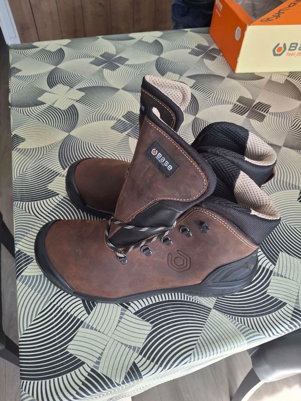 je une paire de chaussures de s&eacute;curit&eacute; Chaussures