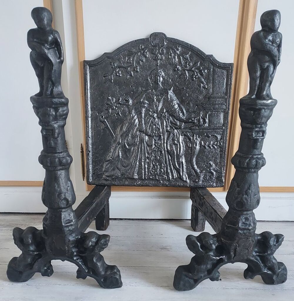 Chenets et plaque de chemin&eacute;e en fonte Décoration