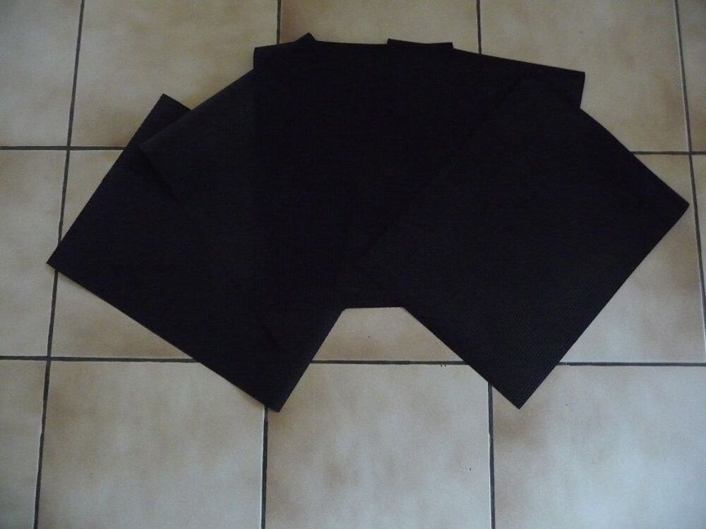5 sets de table couleur noire - Neufs Cuisine