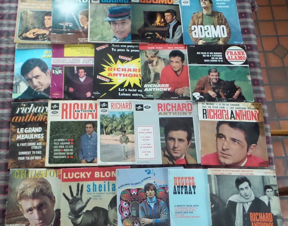 Lot de 20 disques 45 tours vinyles 4 titres ann&eacute;es 50 /60
CD et vinyles
