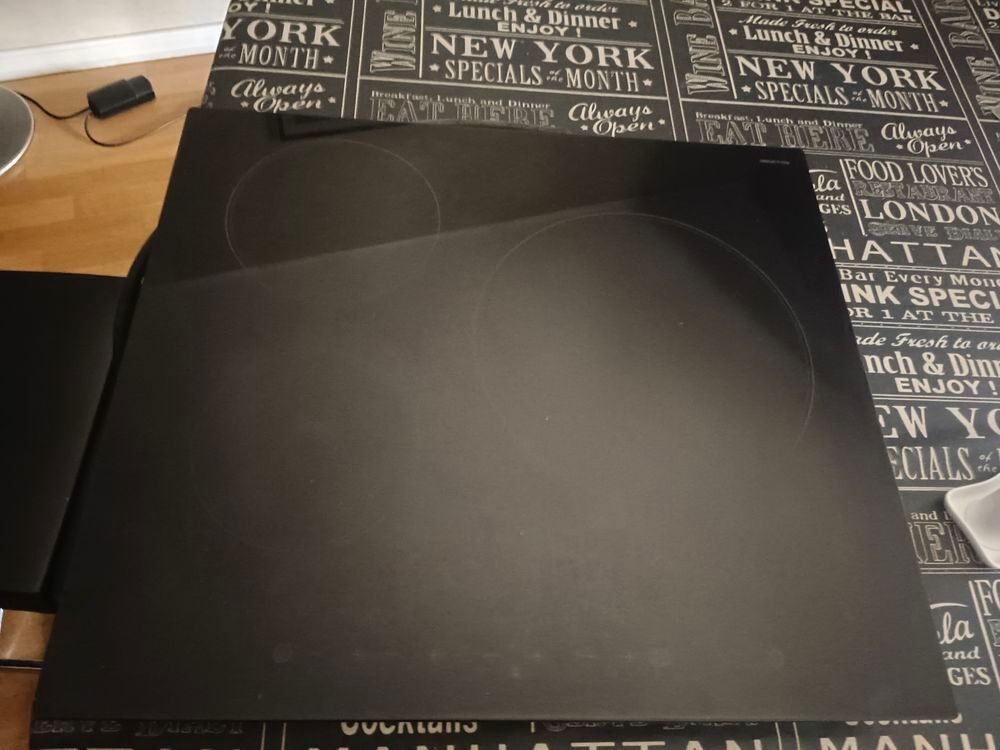 table cuisson induction noire marque PROLINE Electroménager