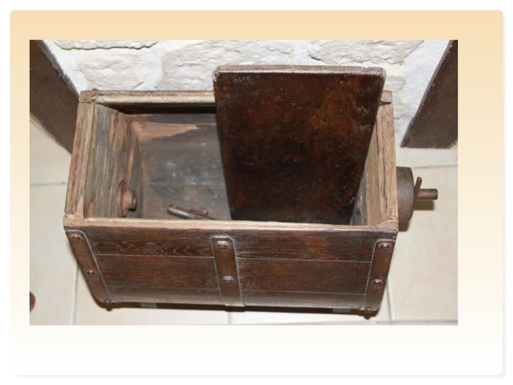 Ancienne Baratte (coffre de rangement)
Décoration