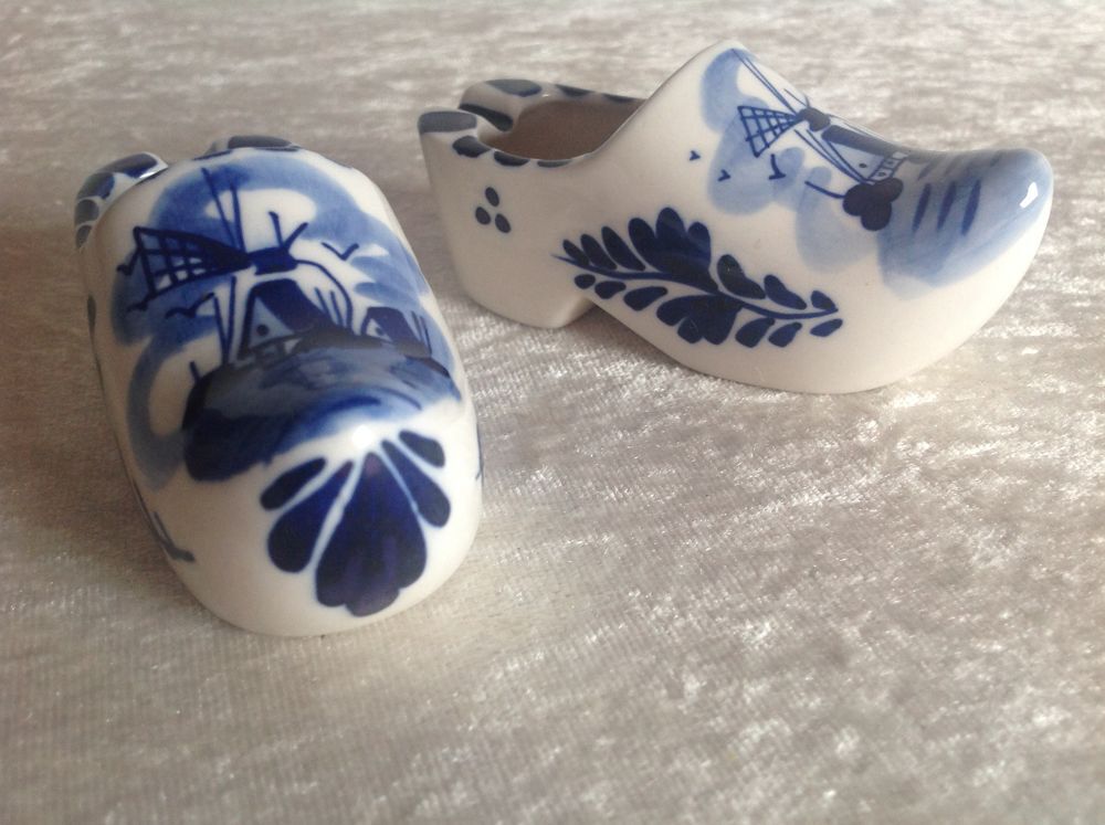 PAIRE DE SABOTS CENDRIER EN PORCELAINE Décoration