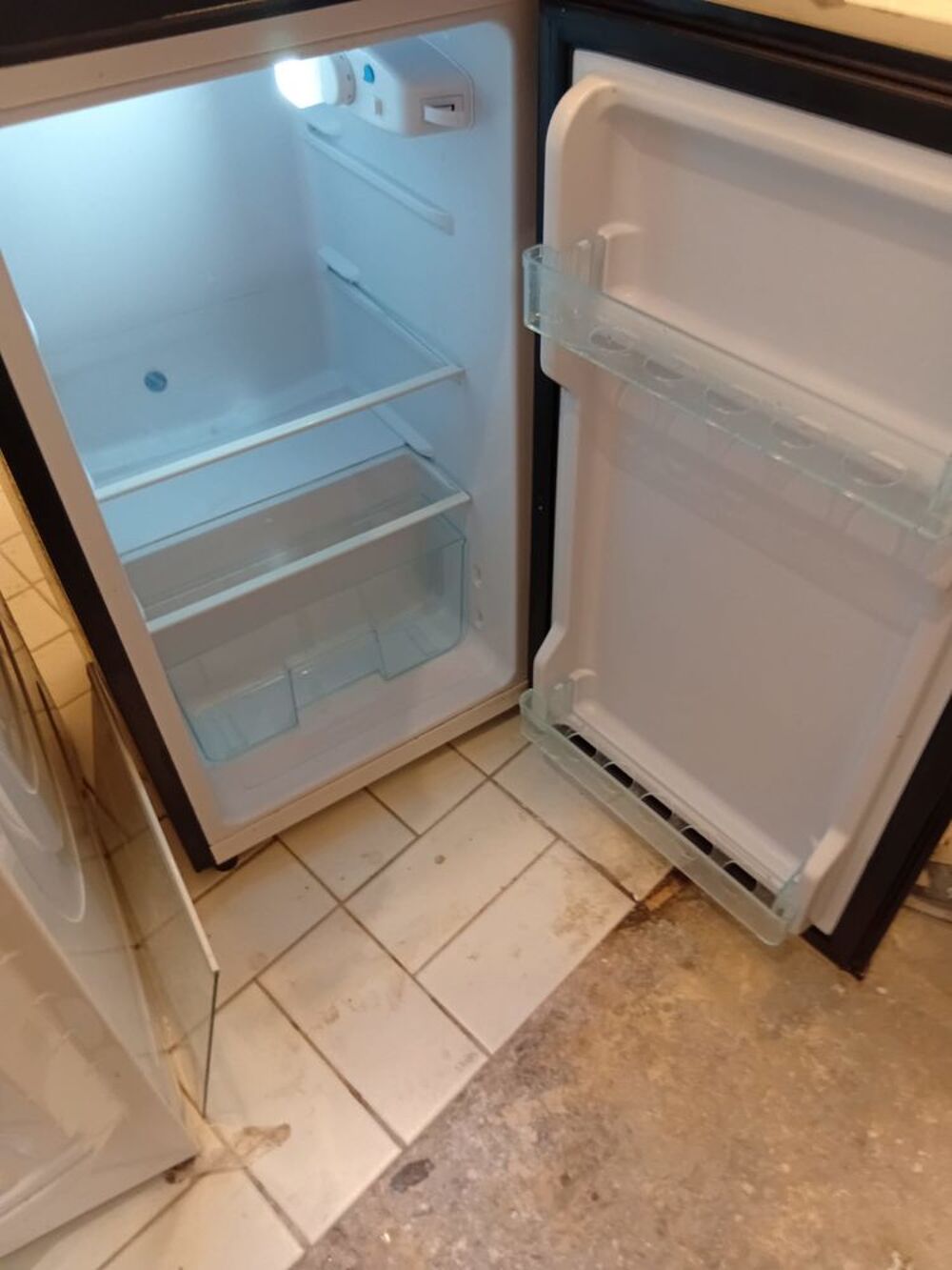 PETIT REFRIGIRATEUR/ FREEZER NOIR VINTAGE Electrom�nager