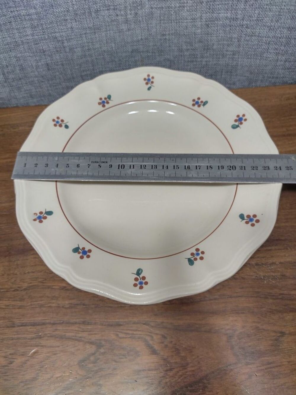 assiette sur pied. 