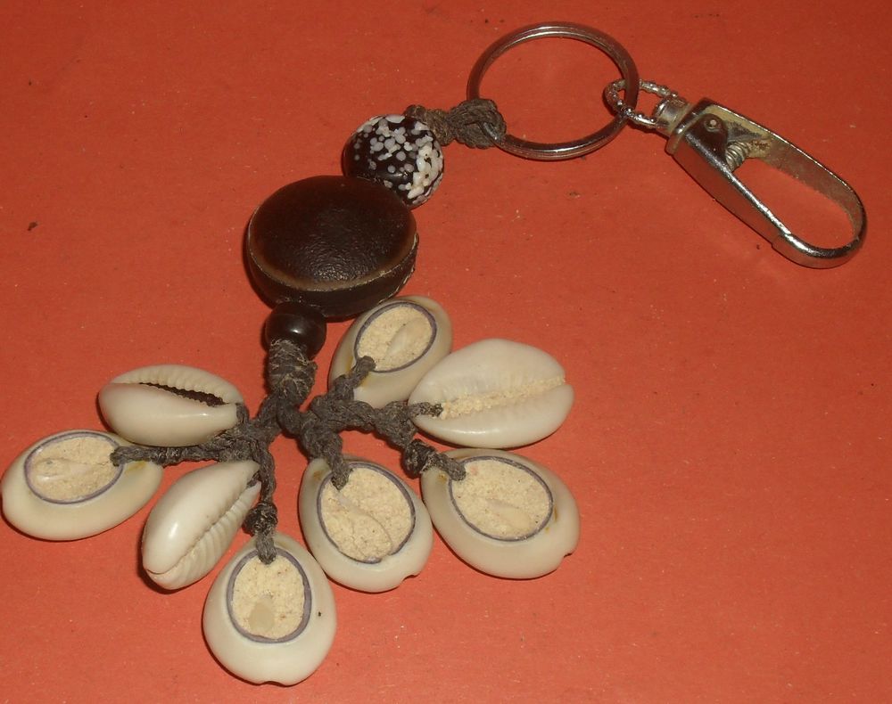 Porte clef ou pendentif 8 coquillages Cauris. Bijoux et montres