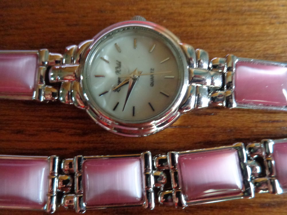 Coffret avec montre et bracelet. Bijoux et montres