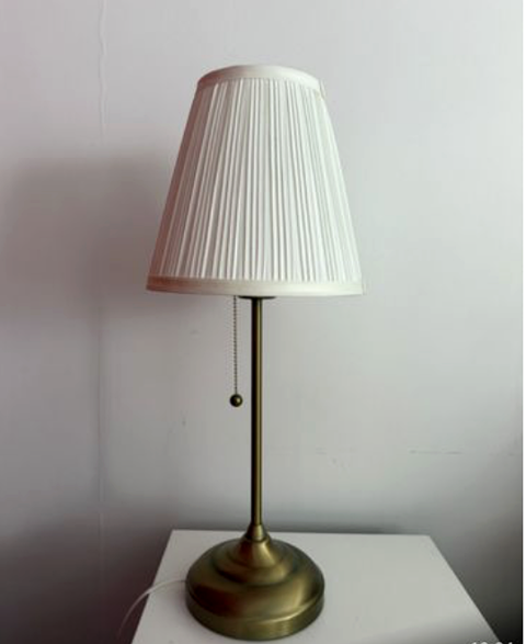 Lampe de table dorée avec abat-jour blanc ? Style élégant Toulouse (31)