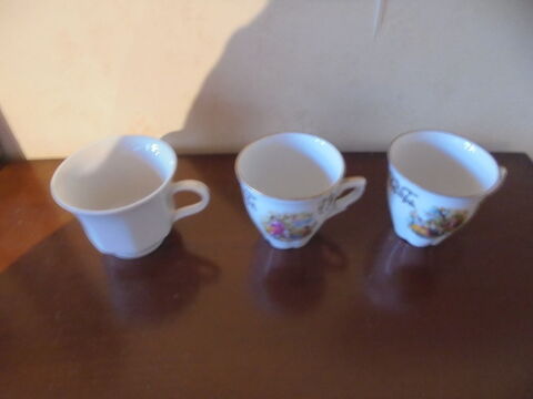 4 Tasses porcelaine (54) 12 Tours (37)