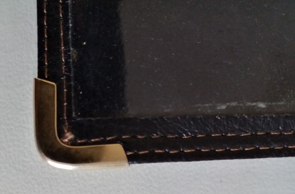 Porte feuilles en cuir, excellent &eacute;tat. Maroquinerie