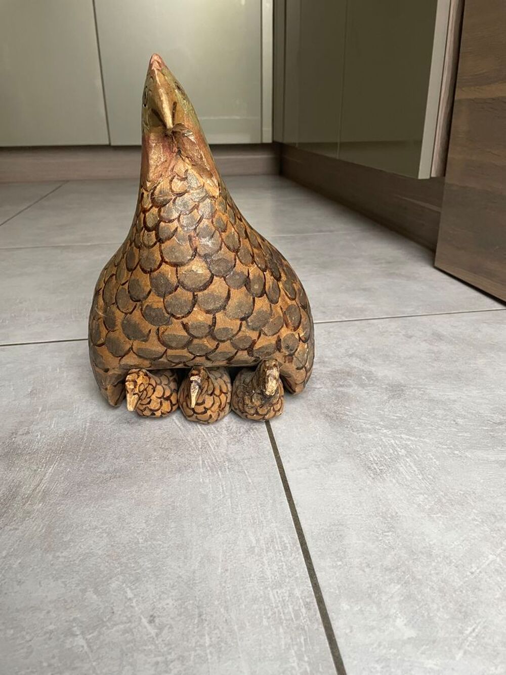 Bois sculpt&eacute; poule et ses poussins Décoration