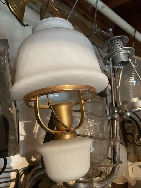 Lampe blanche 10 La Neuville-au-Pont (51)