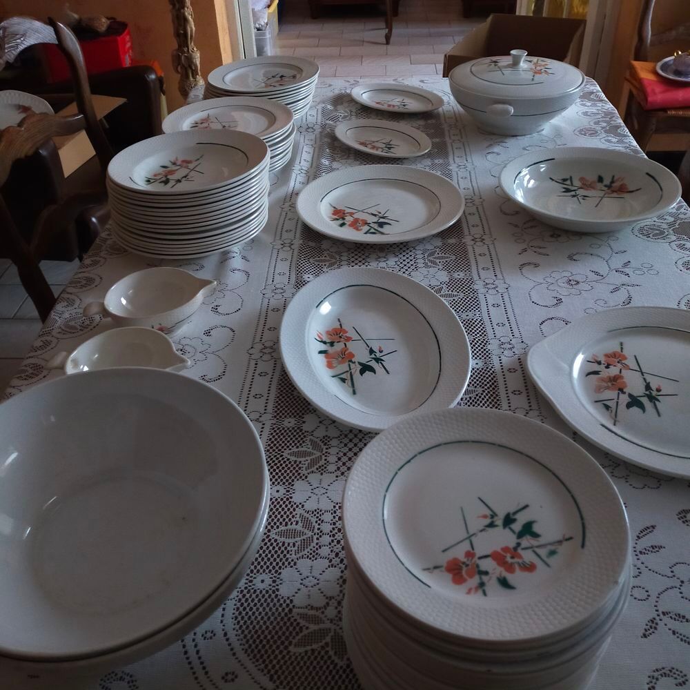 Service de table en fa&iuml;ence de Saint Amand Décoration