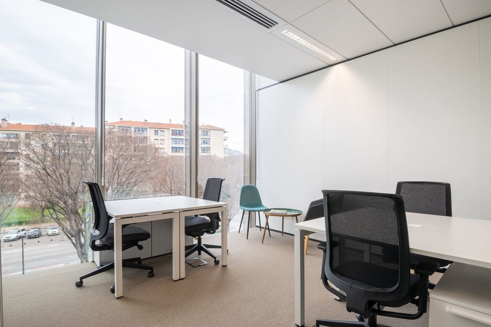   De magnifiques bureaux sur mesure pour 3personnes  Spaces Shake Building Lille