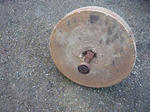 Meule en pierre sur axe/table/d�co (G)
diam�tre 49cm 
45 Castres (81)