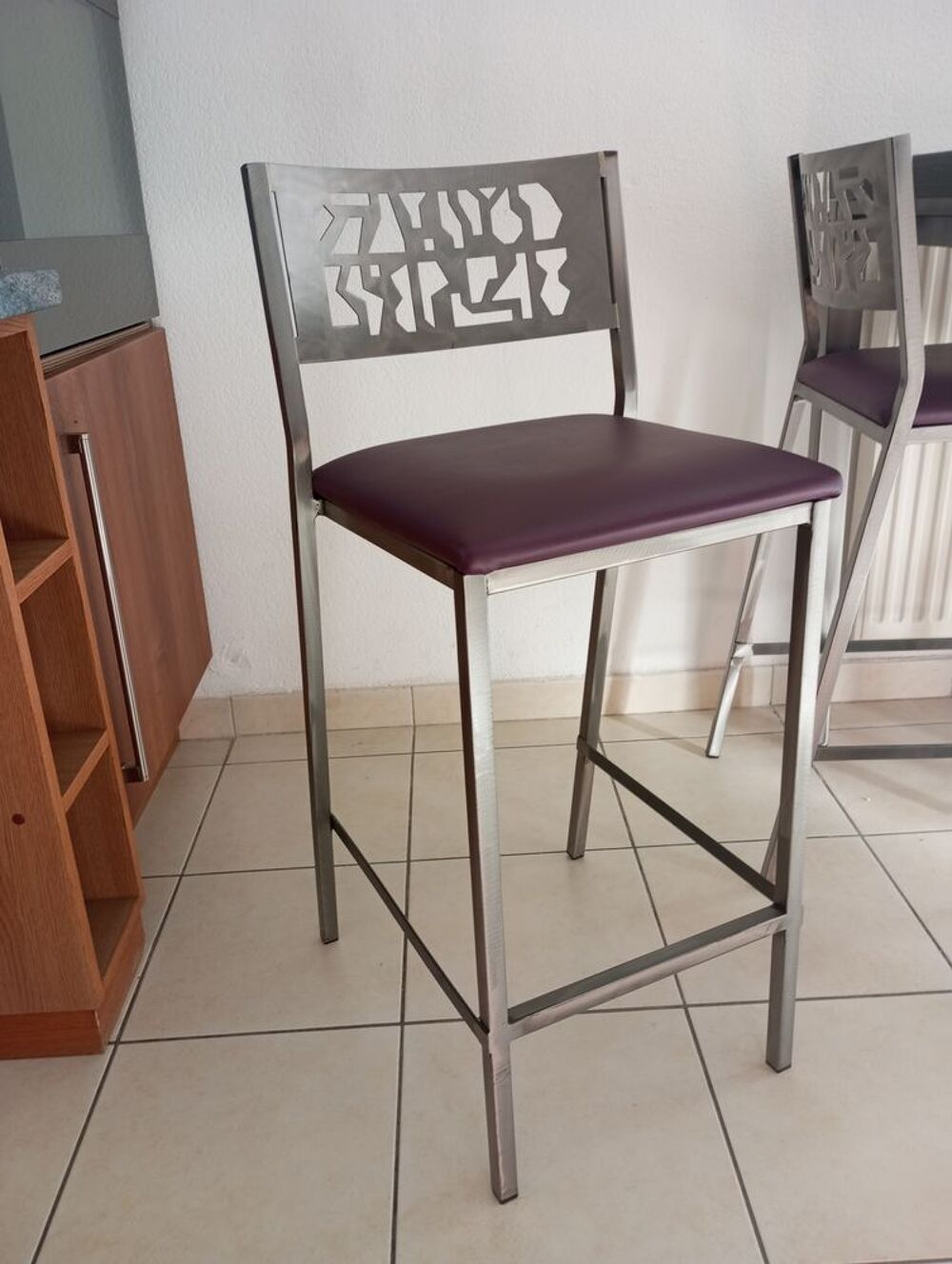 Table haute bois et m&eacute;tal. 4 tabourets Meubles