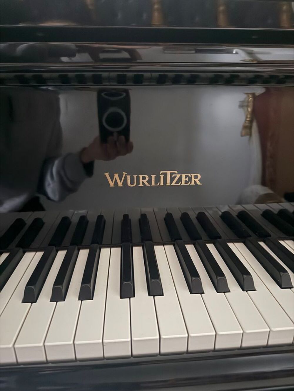 un piano &agrave; queue Wurlitzer,
Mod&egrave;le : C153 Instruments de musique