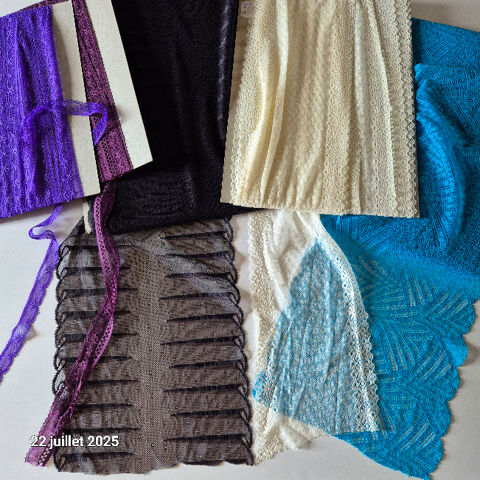 5 morceaux de dentelles de Calais noire, cr�me , aubergine,  35 Saumur (49)