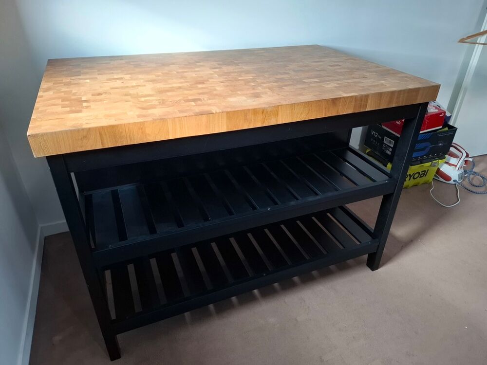 Table en bois ikea avec &eacute;tag&egrave;res Meubles
