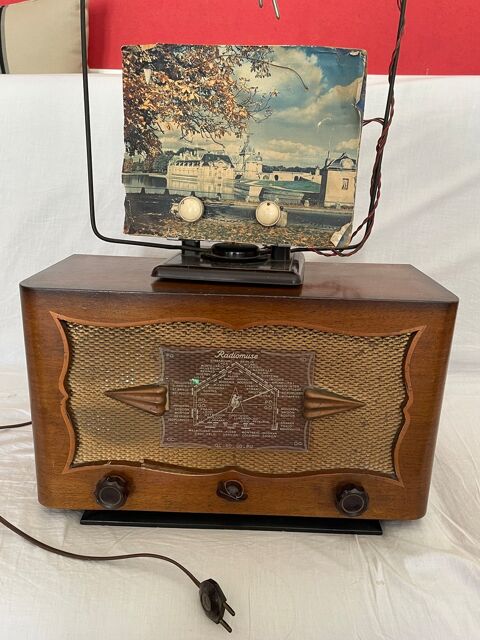 TSF Radio Muse type musette 
Manufacture Fran�aise 220 Lyon 2 (69)