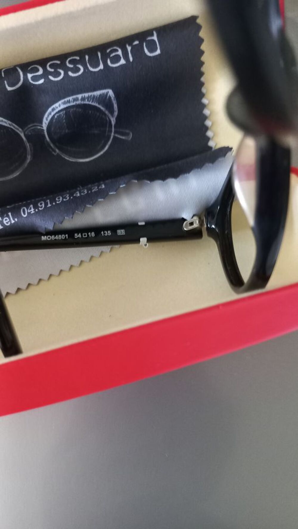 Superbe monture de lunette
Noire
Marque Moschino Bijoux et montres