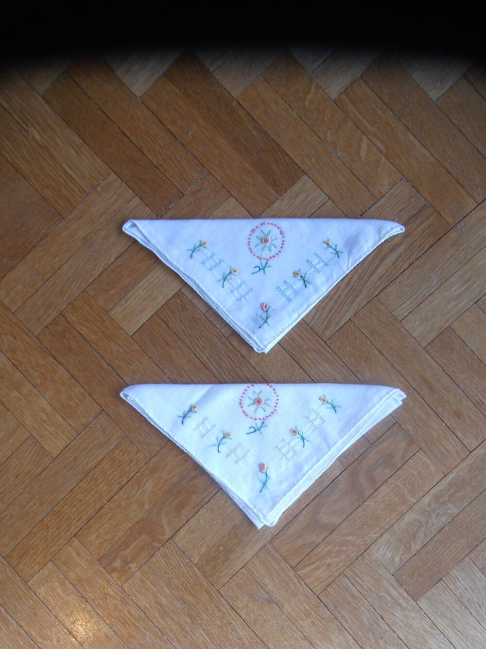 Lot de 2 mouchoirs brod&eacute;s (79) Vêtements