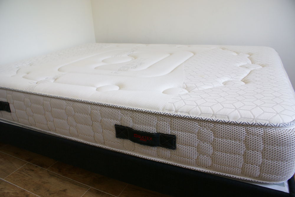 Lit 2 personnes juin 2020 140X190 matelas sommier et pieds.
Meubles