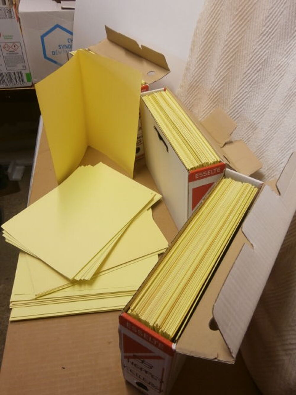 Chemises jaune de classement pour bureaux et collections Décoration