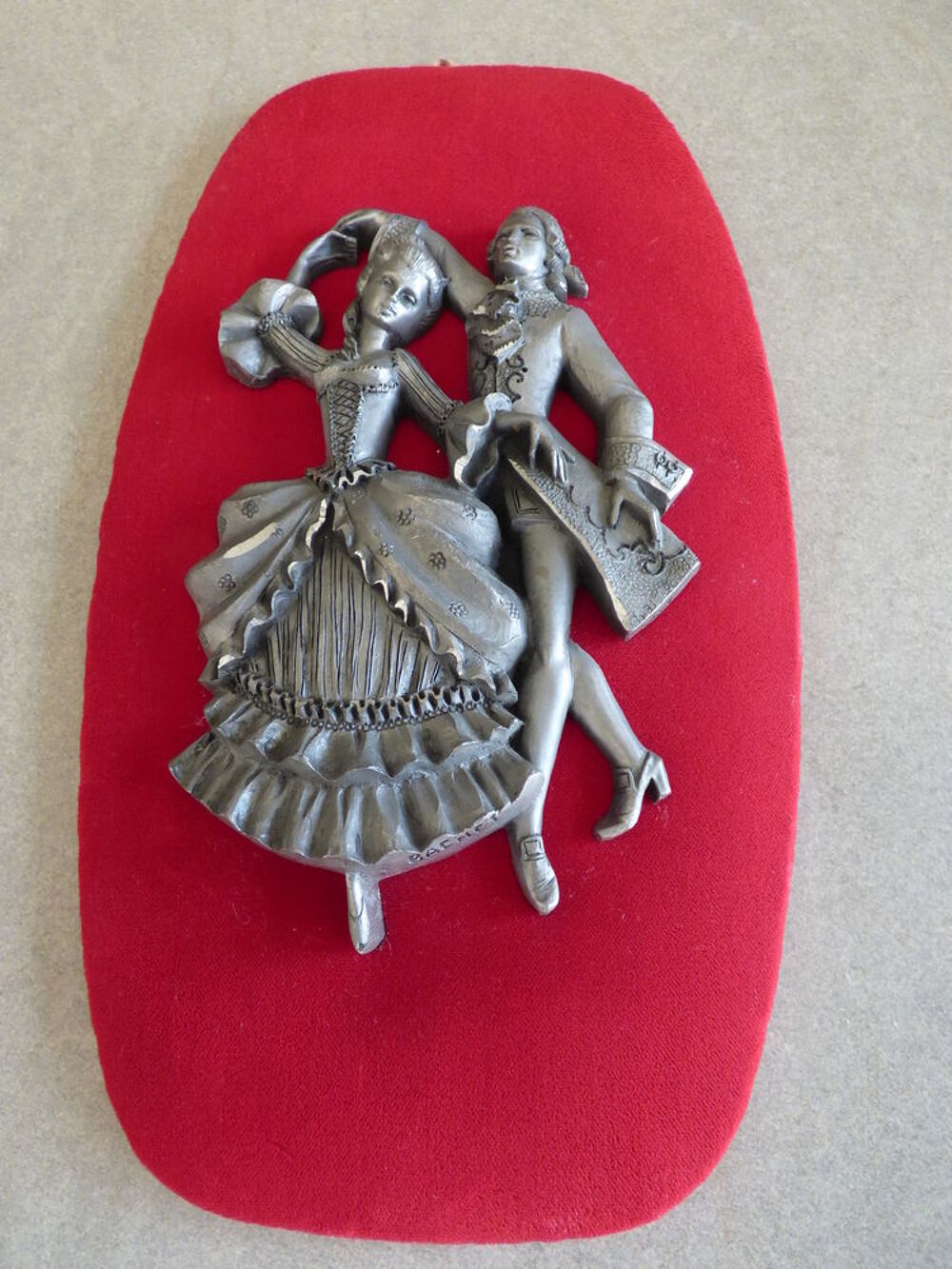 TABLEAUX ETAIN SUR VELOURS ROUGE Décoration