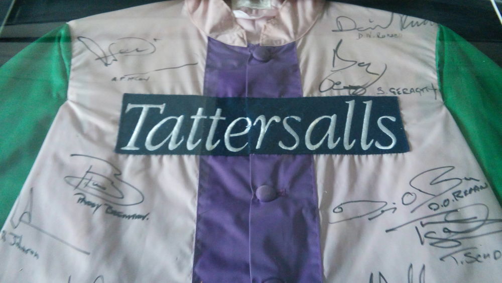 Rare Collectionneurs maillot unique de jockey sign&eacute; par tous Décoration