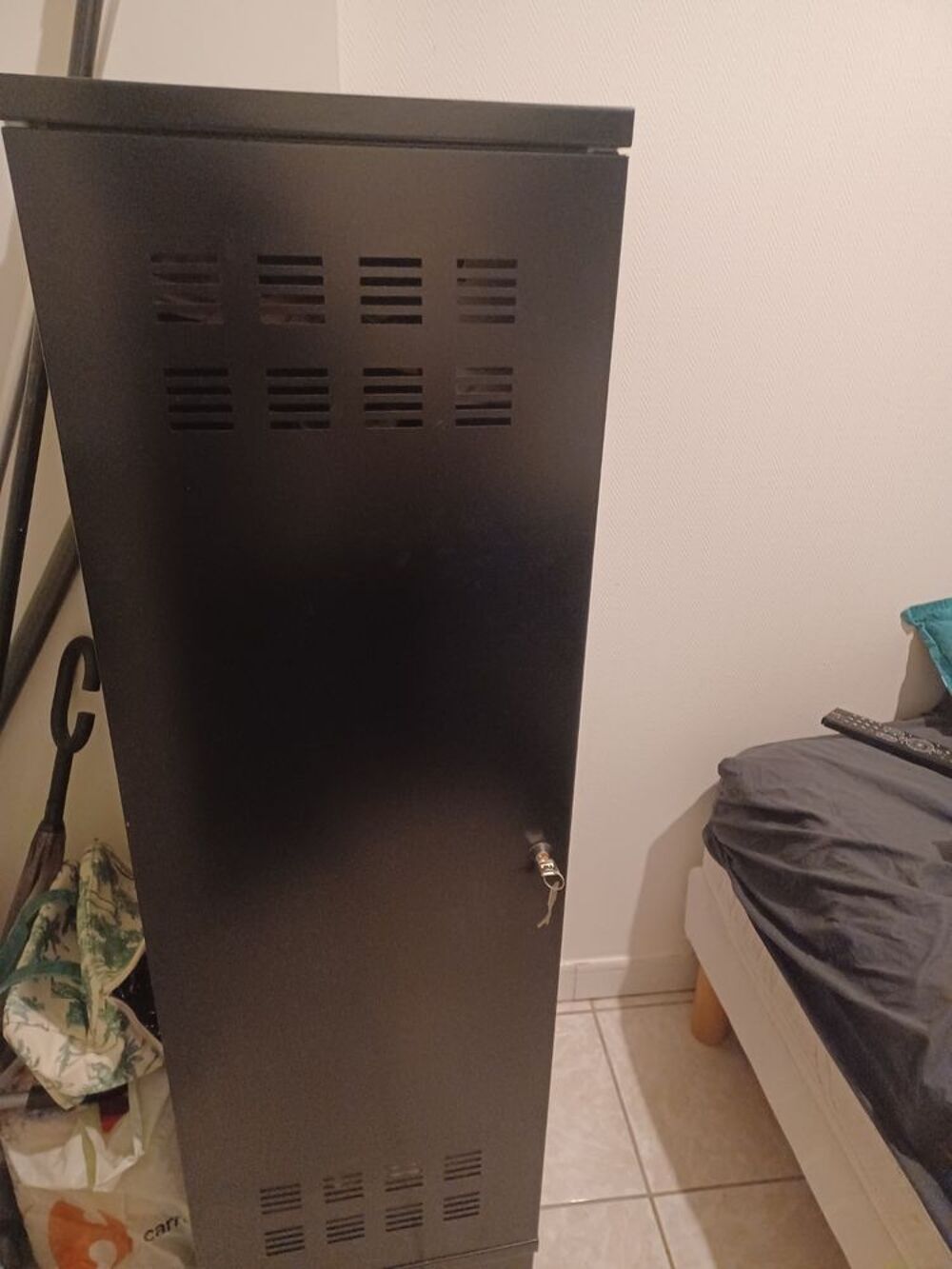 Jolie armoire m&eacute;tallique Meubles
