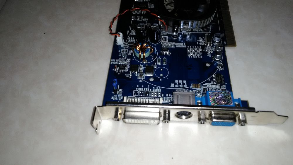 Carte graphique ATI Radeon 9600 Pro Atlantis 256MB DDR2 Matériel informatique