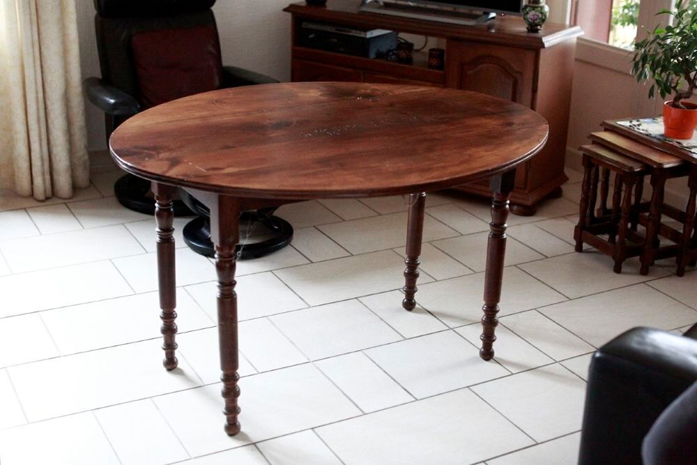 petite table de salle &agrave; manger en noyer. Meubles