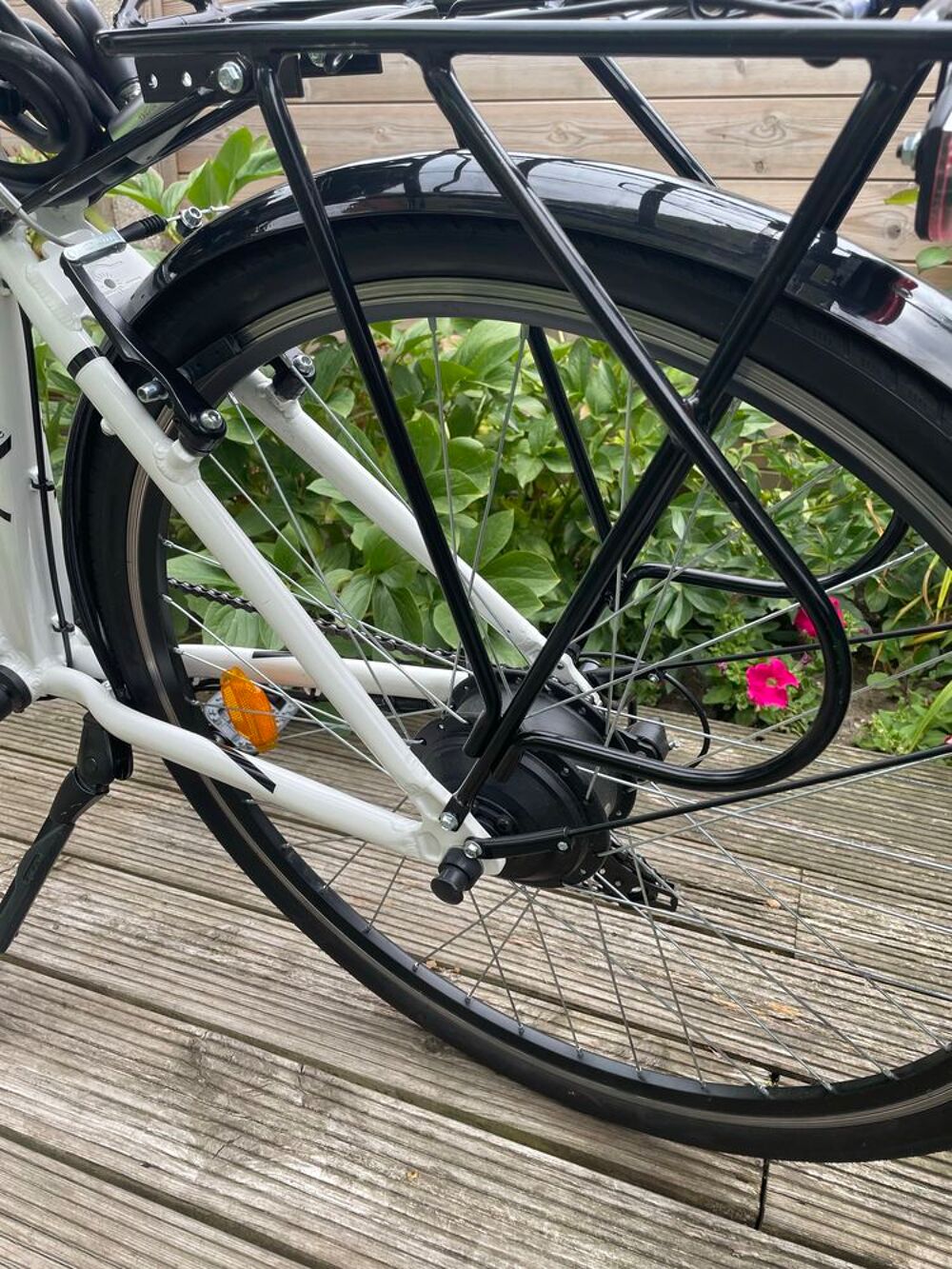 v&eacute;lo &eacute;lectrique blanc Vélos