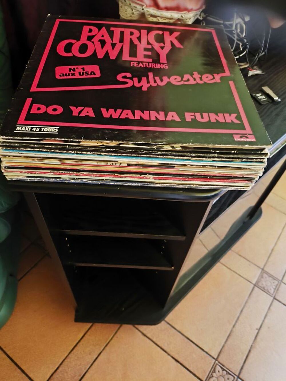 nombreux vinyle 45 et 33 tours CD et vinyles