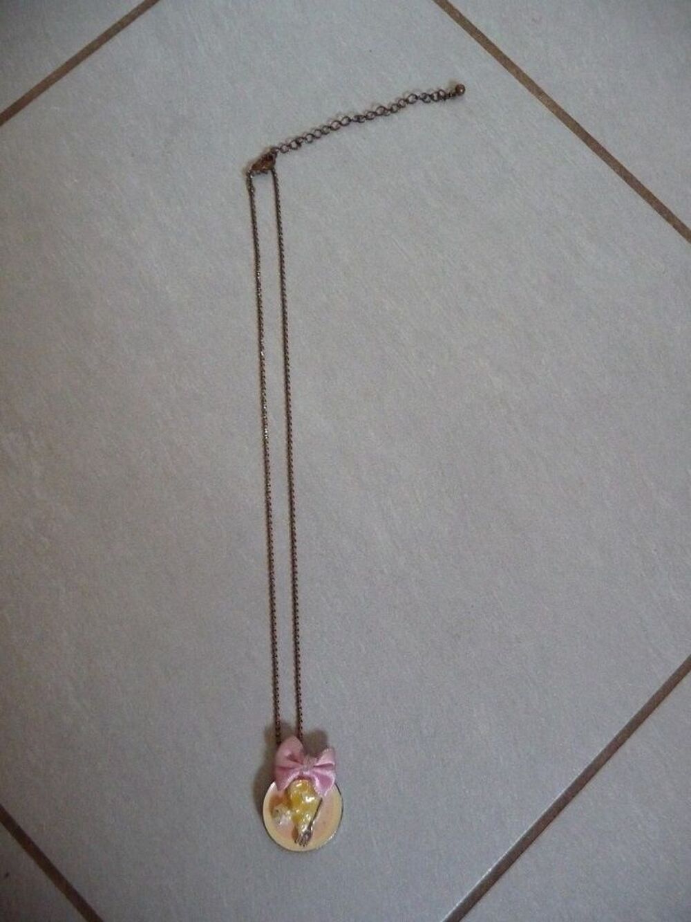 Collier avec pendentif assiette avec g&acirc;teaux Bijoux et montres