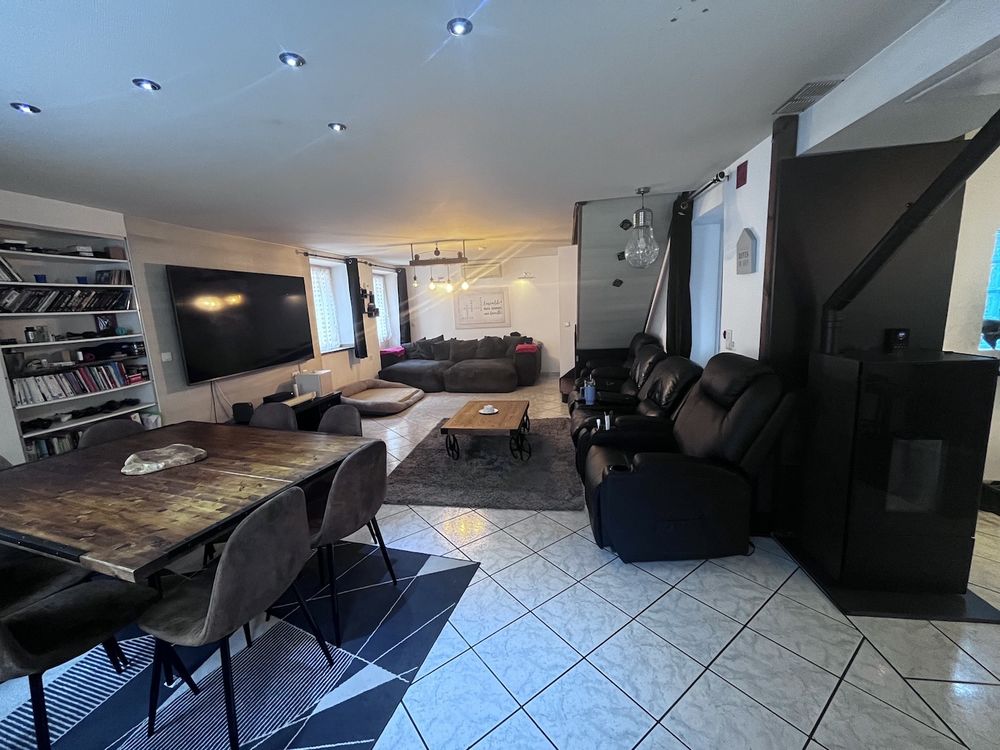 Vente Maison SAINT JULIEN MONTDENIS Dans charmant village situé à proximité des Stations et d'une sortie de l'A43 Découvrez cette maison entièrement rénovée avec goût d'une surface habitable de 164 m2 ouvrant sur une agréable terrasse au calme, qui bénéficie en outre Saint-julien-mont-denis