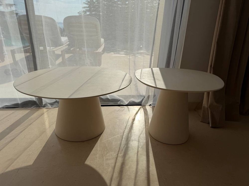 Deux tables basses. Meubles