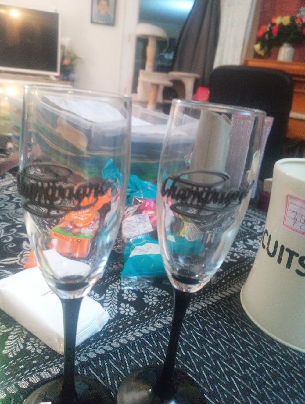 Verres &agrave; champagne avec une &eacute;criture en etain Décoration